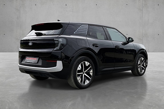 Ford Explorer 3 of 5