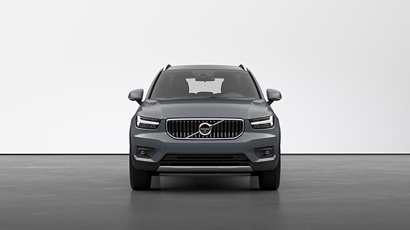 Volvo XC40 2 of 5