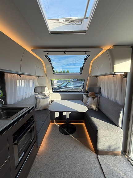 Adria Alpina 763UK - 2024 - Truma XT2 - Thule Takmontert markise - formsydde tepper - Dometic 500s 6 of 13