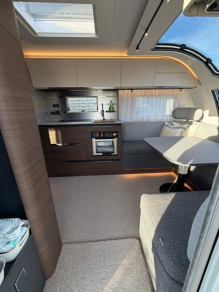 Adria Alpina 763UK - 2024 - Truma XT2 - Thule Takmontert markise - formsydde tepper - Dometic 500s 5 of 13