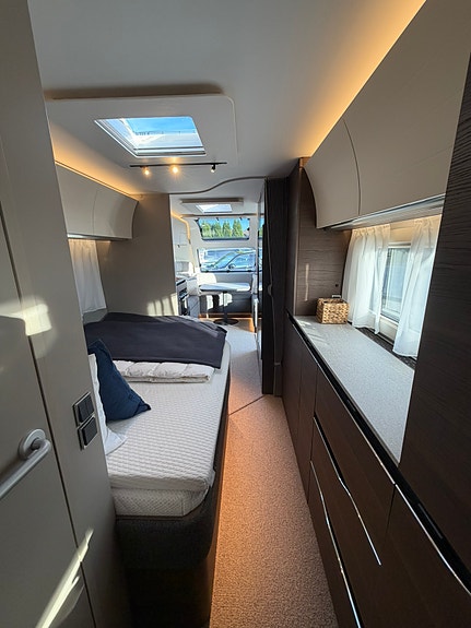 Adria Alpina 763UK - 2024 - Truma XT2 - Thule Takmontert markise - formsydde tepper - Dometic 500s 9 of 13