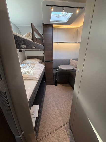 Adria Alpina 763UK - 2024 - Truma XT2 - Thule Takmontert markise - formsydde tepper - Dometic 500s 10 of 13