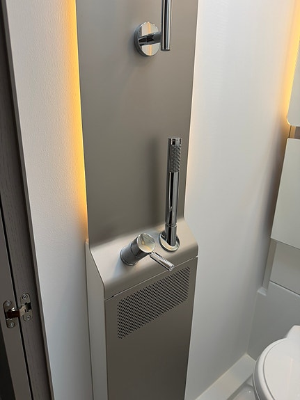 Adria Alpina 763UK - 2024 - Truma XT2 - Thule Takmontert markise - formsydde tepper - Dometic 500s 13 of 13