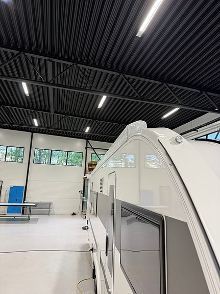 Adria Alpina 763UK - 2024 - Truma XT2 - Thule Takmontert markise - formsydde tepper - Dometic 500s 3 of 13