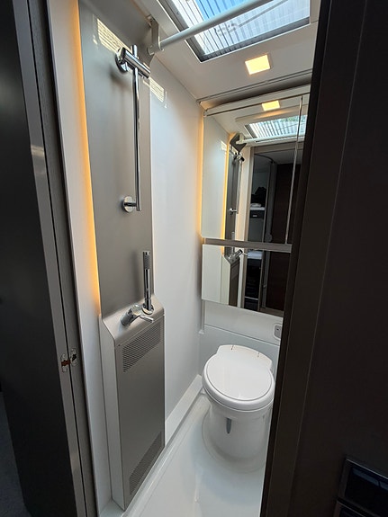 Adria Alpina 763UK - 2024 - Truma XT2 - Thule Takmontert markise - formsydde tepper - Dometic 500s 12 of 13