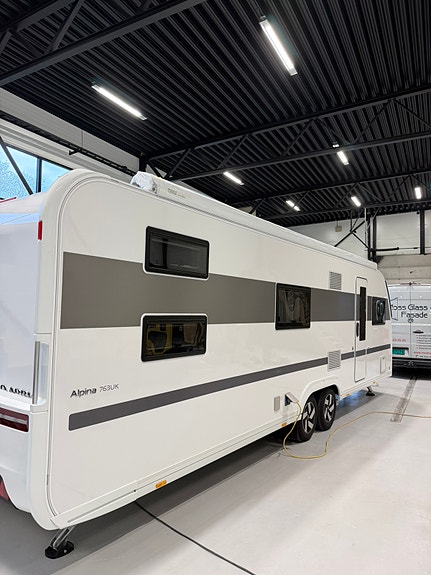 Adria Alpina 763UK - 2024 - Truma XT2 - Thule Takmontert markise - formsydde tepper - Dometic 500s 2 of 13