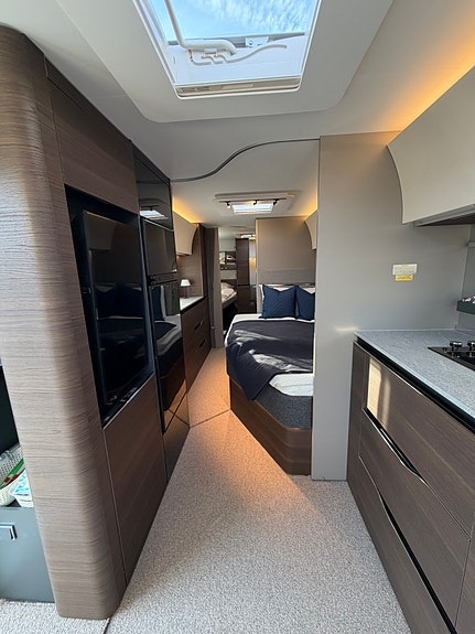 Adria Alpina 763UK - 2024 - Truma XT2 - Thule Takmontert markise - formsydde tepper - Dometic 500s 7 of 13