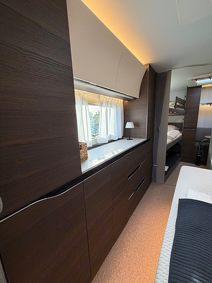 Adria Alpina 763UK - 2024 - Truma XT2 - Thule Takmontert markise - formsydde tepper - Dometic 500s 8 of 13