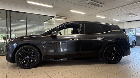 BMW iX 4 of 5