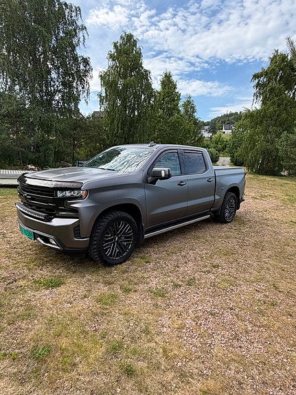 Chevrolet Silverado 4 of 5
