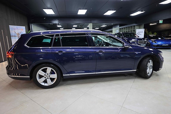 Volkswagen Passat 10 of 30