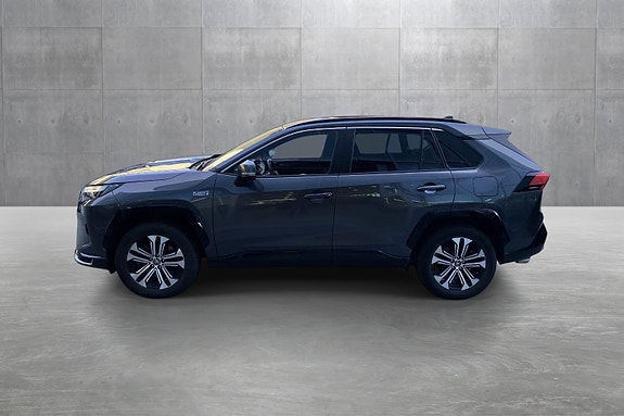 Toyota RAV4 Plug-in Hybrid 2 of 5
