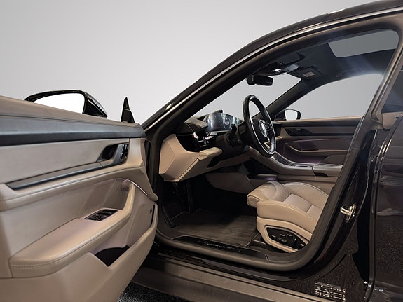 Porsche Taycan 10 of 26