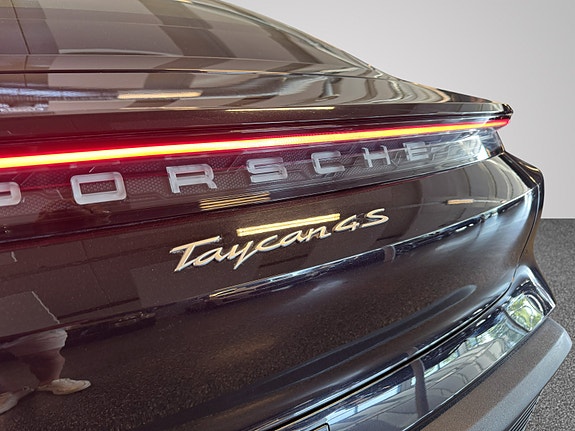 Porsche Taycan 25 of 26