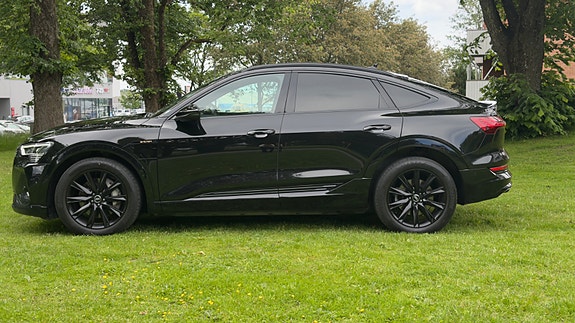 Audi e-tron Sportback 2 of 5