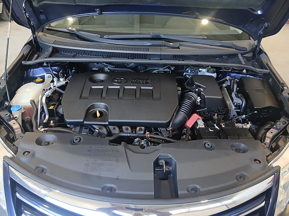 Toyota Avensis 2 of 5