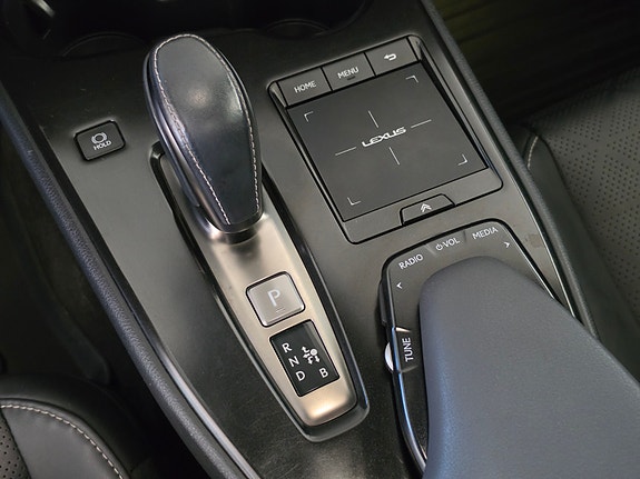 Lexus UX300e 26 of 30