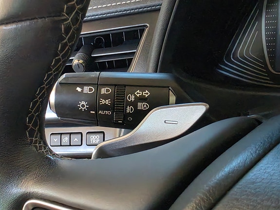 Lexus UX300e 23 of 30