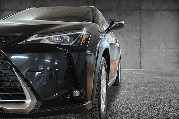 Lexus UX300e 4 of 30