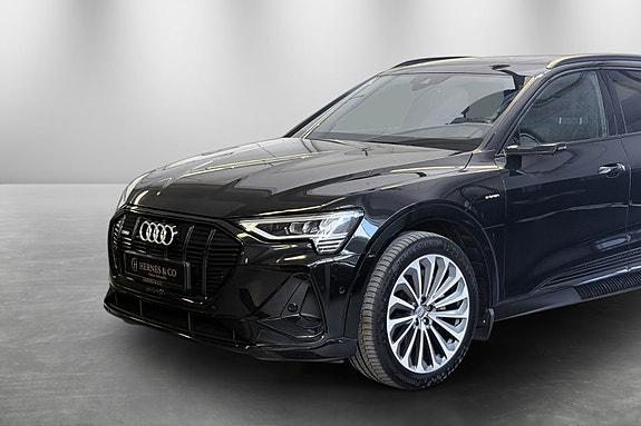 Audi e-tron 3 of 5