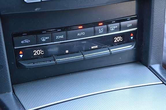 Mercedes-Benz E200 26 of 29