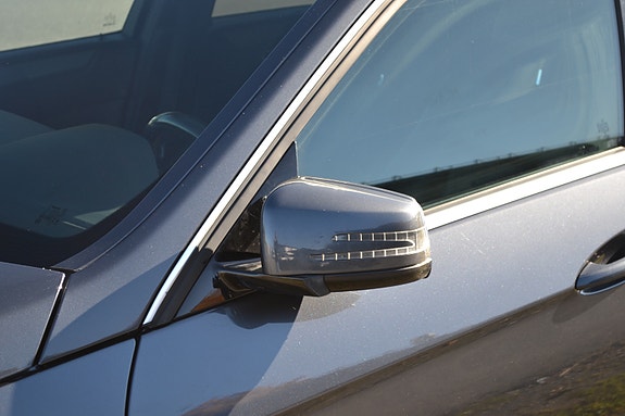 Mercedes-Benz E200 2 of 29