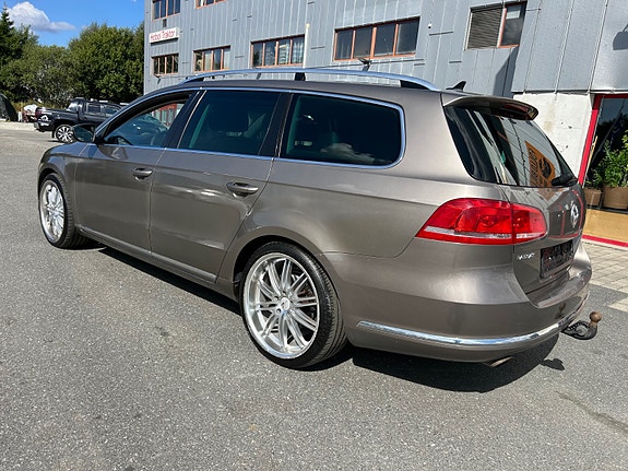 Volkswagen Passat 12 of 30