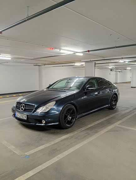 Mercedes-Benz CLS320 3 of 5