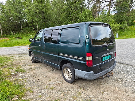 Toyota HiAce 3 of 5