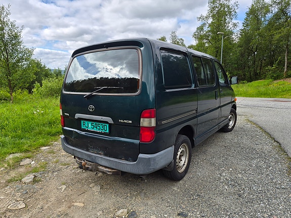 Toyota HiAce 4 of 5