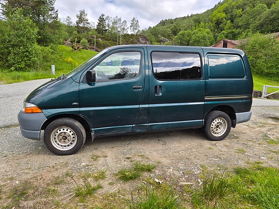 Toyota HiAce 2 of 5