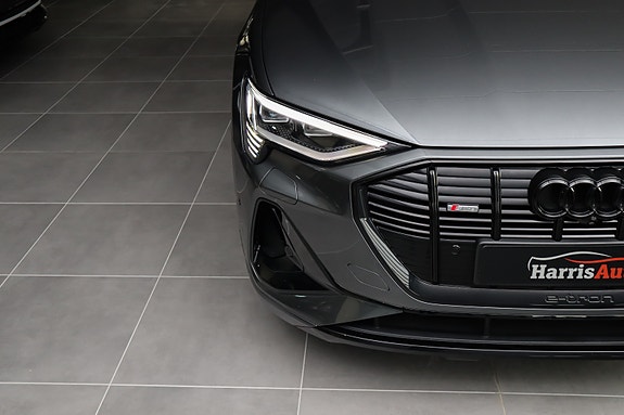 Audi e-tron 3 of 5
