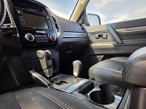 Mitsubishi Pajero 25 of 30
