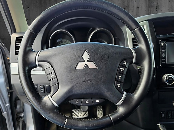 Mitsubishi Pajero 15 of 30
