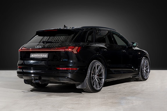 Audi e-tron 5 of 5