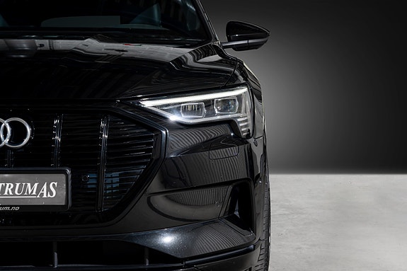 Audi e-tron 4 of 5