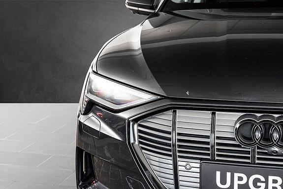 Audi e-tron 4 of 5