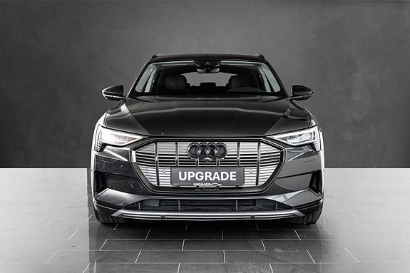 Audi e-tron 3 of 5