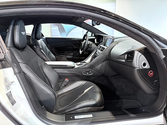 Aston Martin DB11 22 of 30