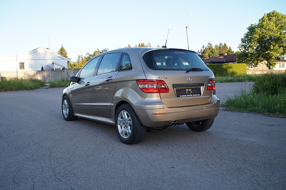 Mercedes-Benz B200 3 of 30