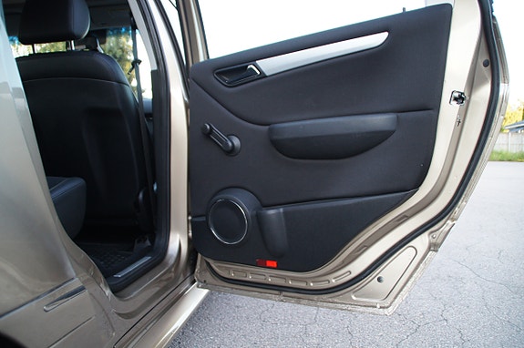 Mercedes-Benz B200 30 of 30