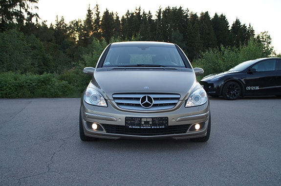 Mercedes-Benz B200 10 of 30