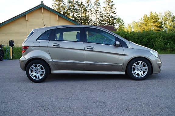Mercedes-Benz B200 8 of 30