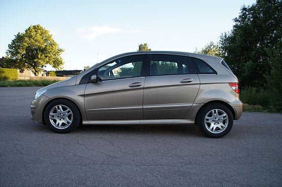 Mercedes-Benz B200 2 of 30