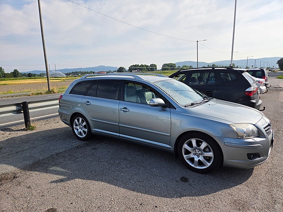 Toyota Avensis 4 of 5