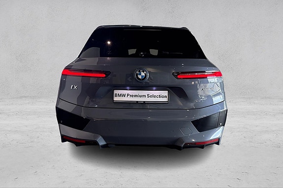 BMW iX 4 of 5