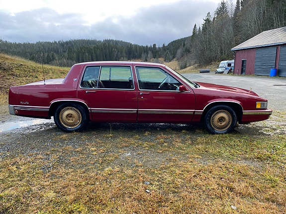 Cadillac Deville 5 of 5
