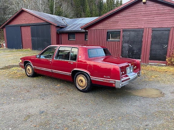 Cadillac Deville 4 of 5