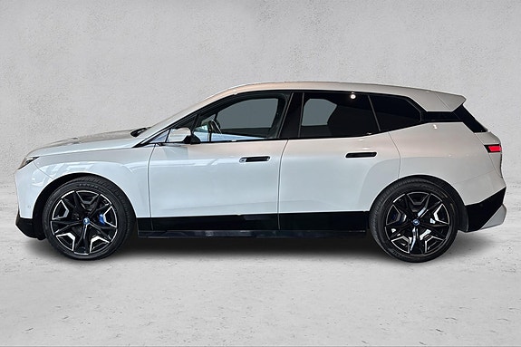 BMW iX 2 of 5