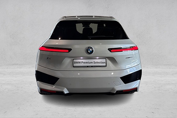 BMW iX 4 of 5